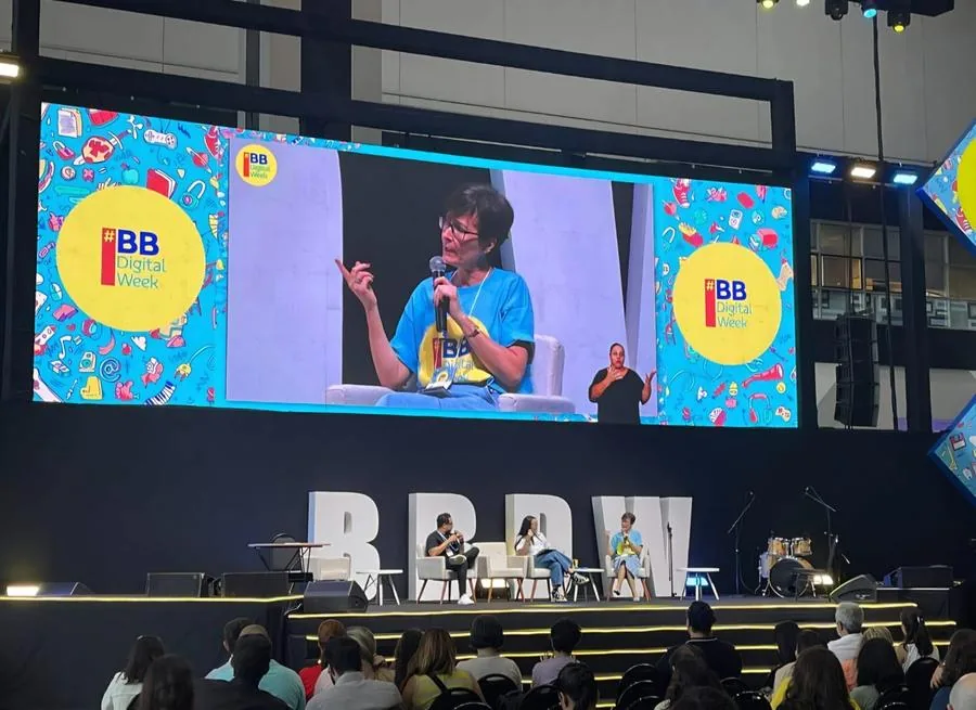Inês no telão do palco principal da BB Digital Week