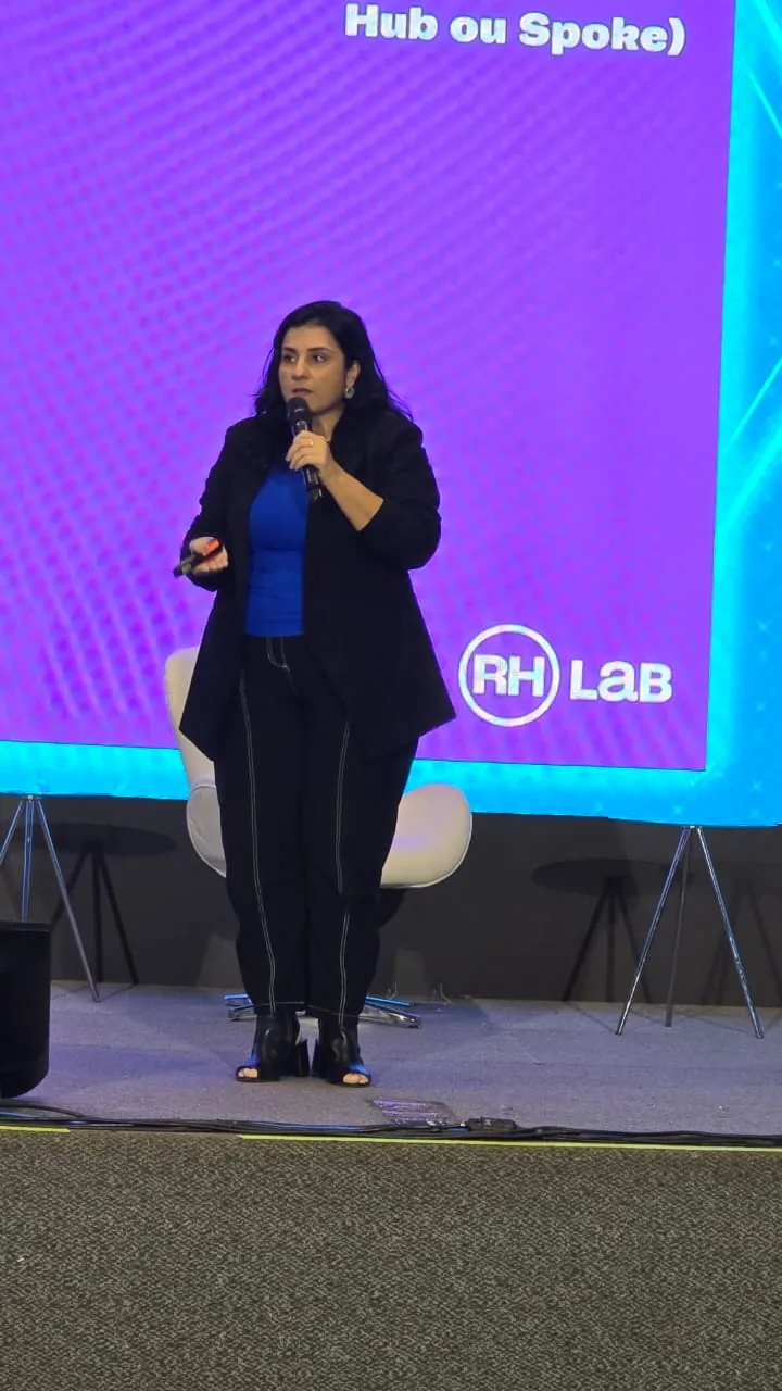Ludymila Pimenta em palestra, com o logo RHlab ao fundo