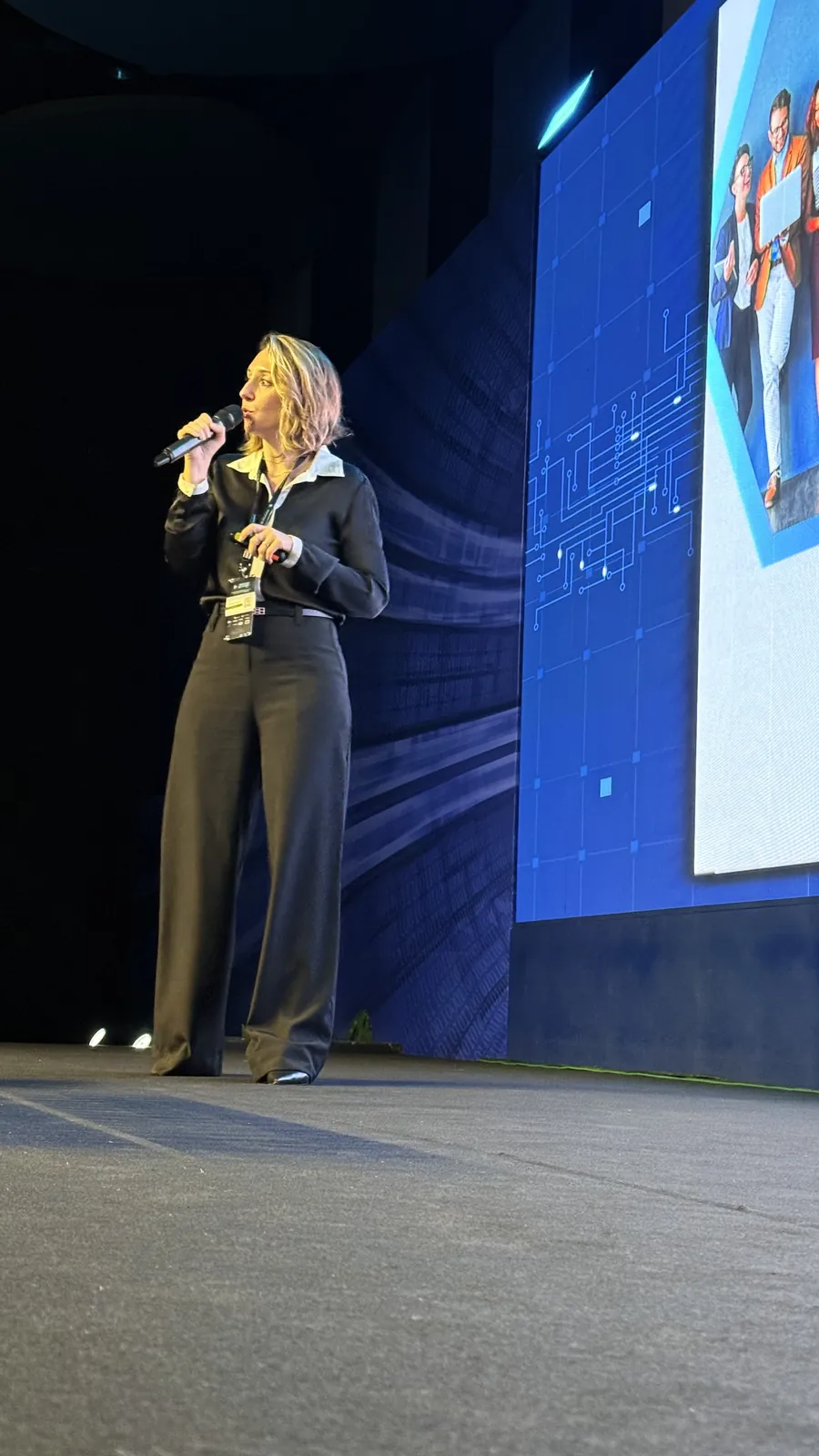 Rafaella em palestra no palco