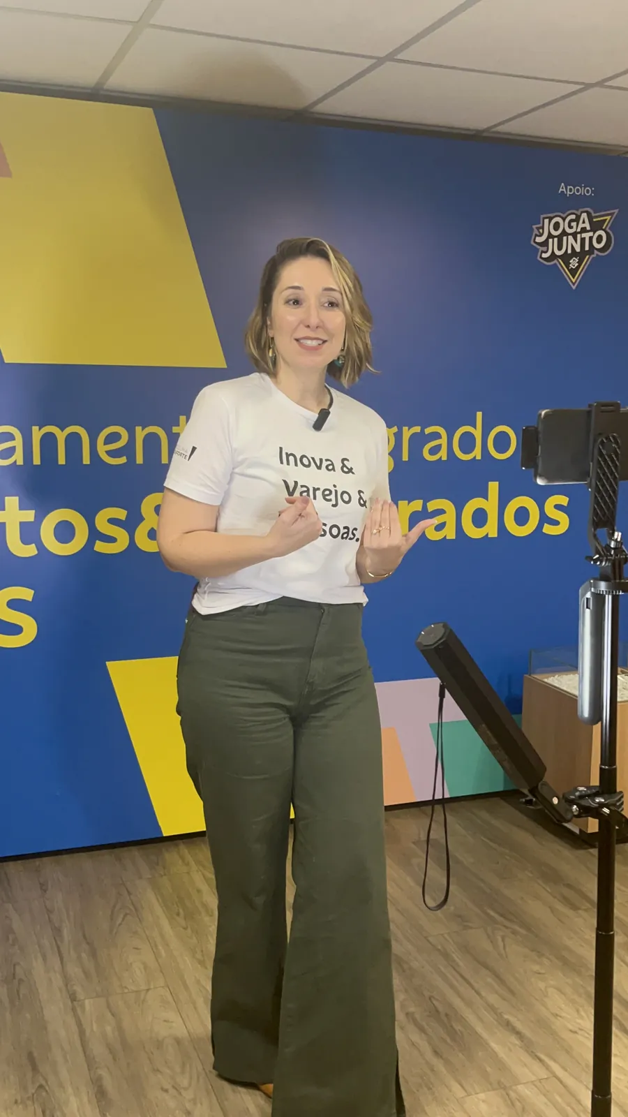 Rafaella nos bastidores de uma sessão de gravação